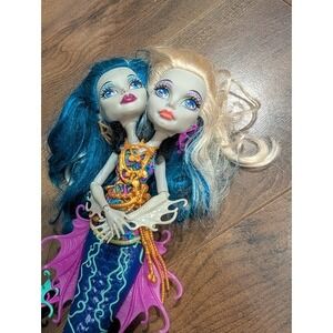 Vintage‎ Monster High Great Scarrier Reef Peri and Pearl Doll with Accessories